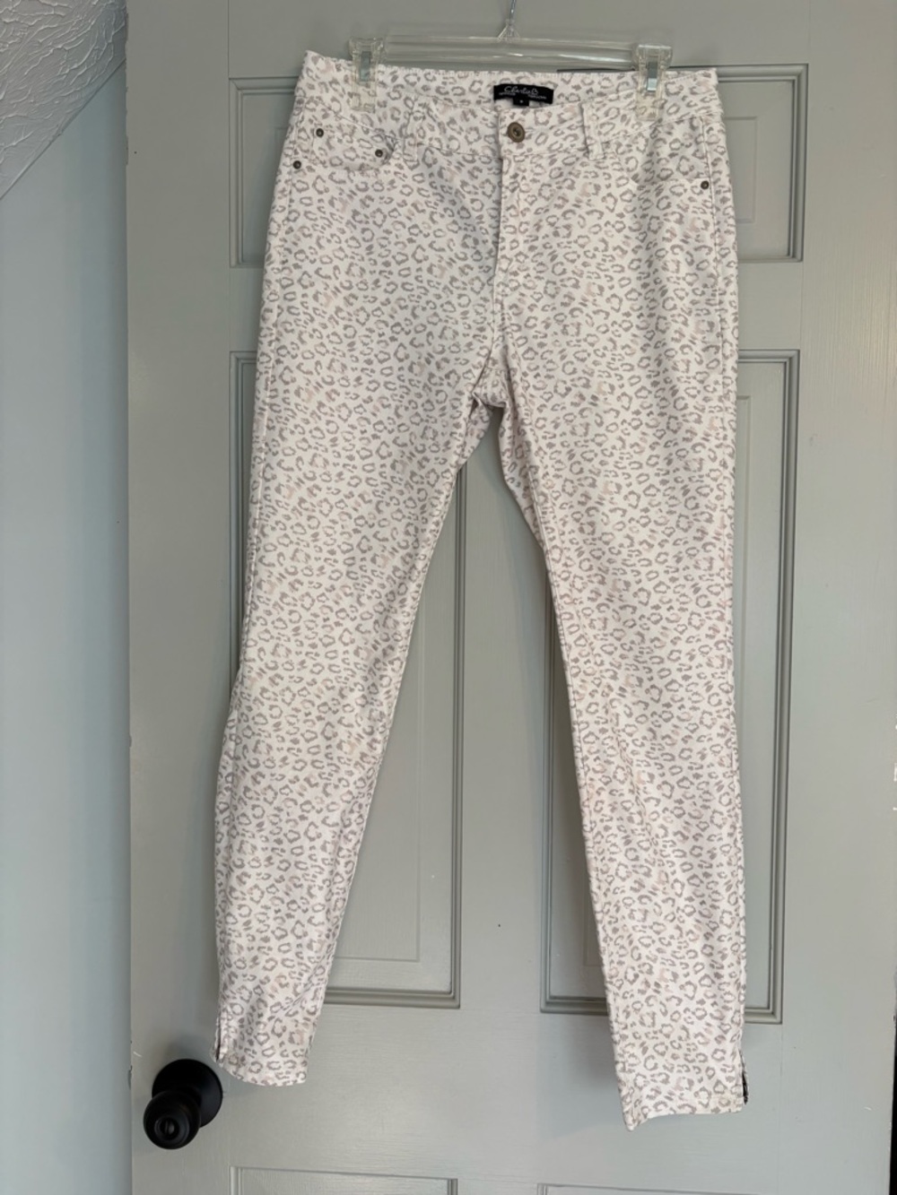 CHARLIE B Size 8 Mid Rise White Skinny Jeans with Taupe Leopard Print